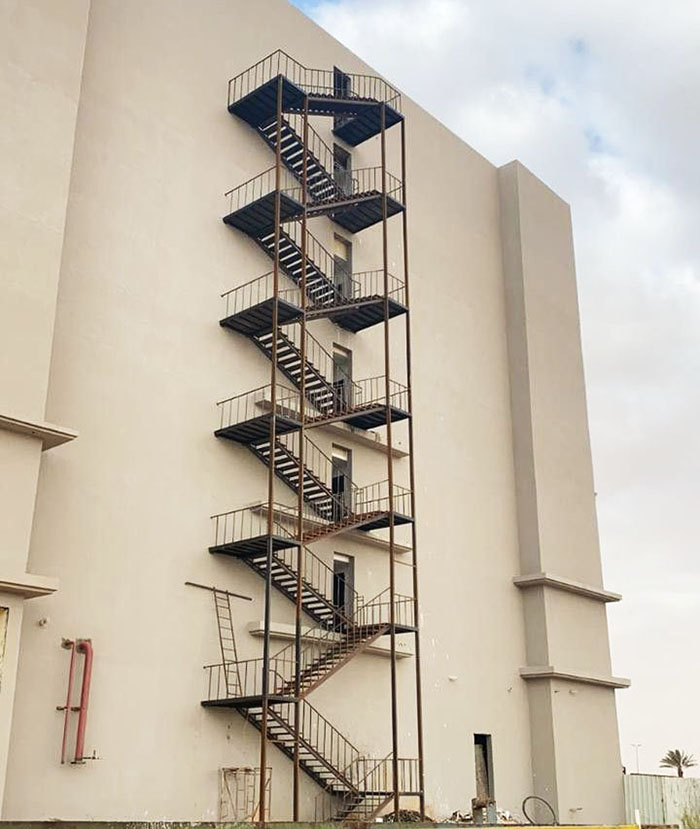 Đội thi công cầu thang thoát hiểm công trình cao tầng